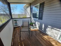 Small house with lake view 5 minutes to I-75 and Renfro Valley.
