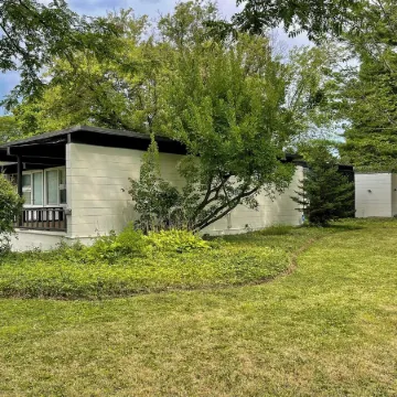 Mid-Century Prairie House by SU W/espresso/coffee bar, workspace & fast Wi-Fi