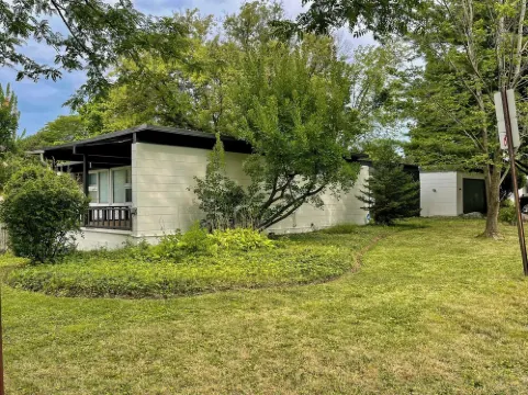 Mid-Century Prairie House by SU W/espresso/coffee bar, workspace & fast Wi-Fi