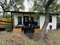 Tx Hill Country Lake Home & Casita🏡 Hot-tub, 🦮 friendly, fenced backyard.
