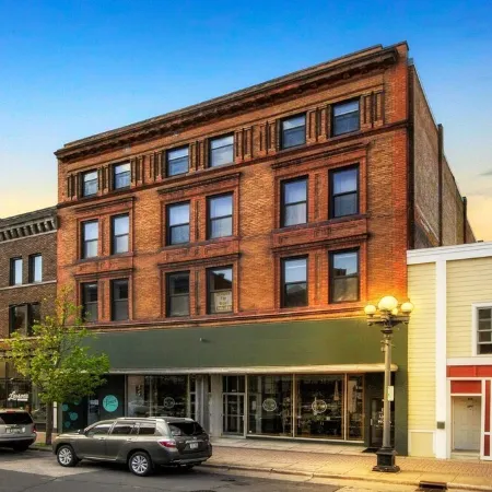 Historic Downtown Top Floor 2BR Apartment