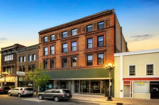 Historic Downtown Top Floor 2BR Apartment