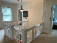 Charming  and spacious 2-story home with amazing views of the Columbia River. 아스토리아 호텔