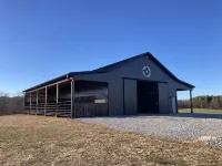 The Red Pony Inn. Farm friendly barn with a cozy apartment and beautiful scenery Hotels in Alexander County