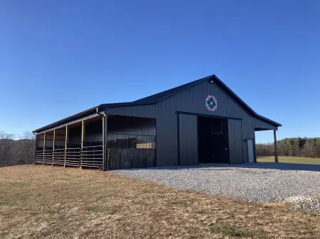 The Red Pony Inn. Farm friendly barn with a cozy apartment and beautiful scenery Отели в г. Эллендейл