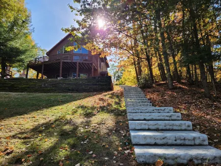 7Br Lake Cabin with Great Fall Views!  Close to Town.  Snowmobile/Utv to Trails.
