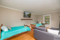 All the comforts of home in a gorgeous, relaxing lakefront home