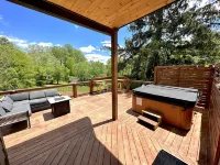 Newly built Luxury 3 bedroom Mountain Chalet in town - Hot tub and Pet Friendly! Hotels in Brevard