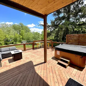 Newly built Luxury 3 bedroom Mountain Chalet in town - Hot tub and Pet Friendly!