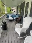 Cozy bungalow in Marquette w/ hot tub. Minutes from Lake Superior and downtown. Hotel a Marquette