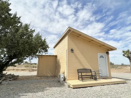 Cozy Loft Studio Getaway Отели в г. Квартц Хилл