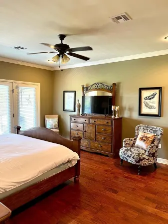 Lovely 3 bedroom condo with pool on Lake Amistad