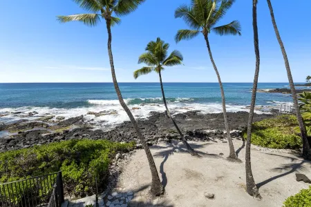 Fabulous Oceanfront Two Bedroom w/Huge Lanai & Central A/C! Отели рядом с достопримечательностью «Moonshot Play Space, LLC»