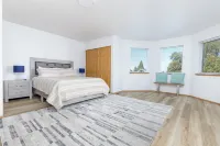 Beautiful home in North Tacoma historical district Highland Hill Shopping Center附近的飯店