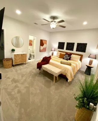 NEW Build! Only Minutes from the Lake! Hotel dekat Cruisin Tikis Lake Conroe