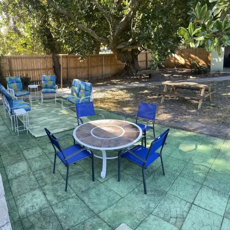 Walk to beach, casinos from grand historic home & pet friendly fenced yard