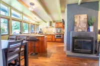 Sparkling Clean Mid Century Modern Home in Ferry Street Bridge Area