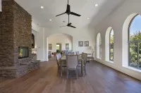 Spacious Private Resort walk to Downtown Palm Springs