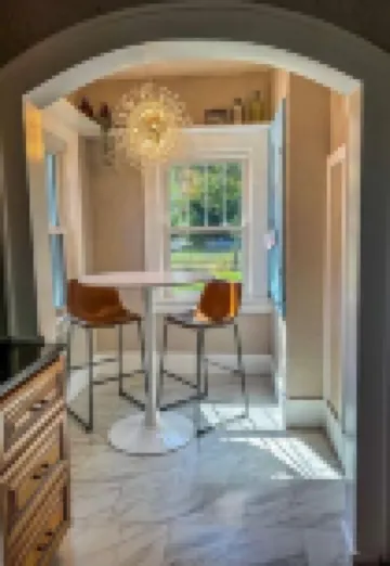 Hello Sunshine! Beautiful Bungalow in the Heart of Springfield!