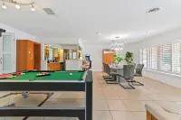 The Flamingo Villa: King BD, Fire Pit, Wifi & Arcade Game 10min to Ft.Lauderdale