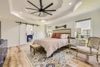 Lively Interior Oasis w/ Big Yard- Fast- WIFI