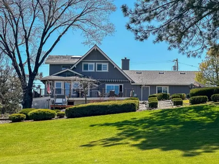 King Suite Chalet+on Golf Course+Walk to the Lake+Yosemite Basecamp Отели рядом с достопримечательностью «Groveland Yosemite Gateway Museum»