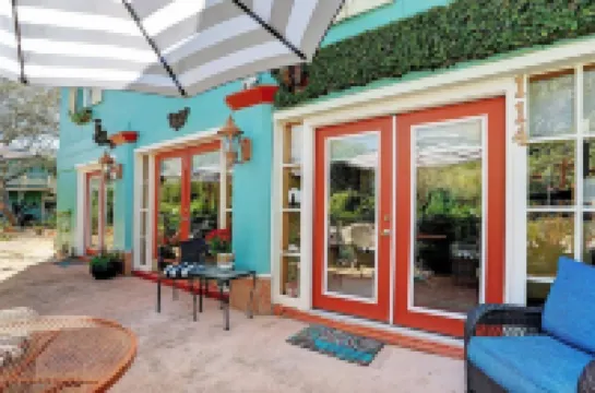 Windmill Gardens Inn "Gallery"  by Galveston Bay is a cozy  tropical hideaway