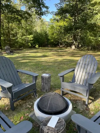 Junebug Cottage: peace, love and privacy a short walk to Woodstock village green