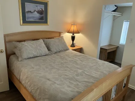 Home in Springfield with large yard and driveway Отели в г. Спрингфилд