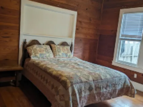 Charming, unique 3-bedroom house in Junction with AC, WiFi, Pet Friendly Hotels in Junction