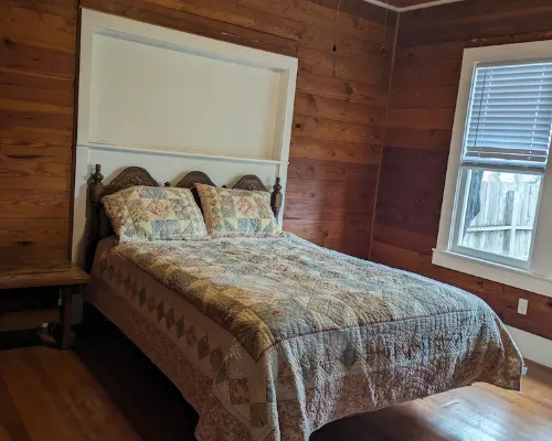 Charming, unique 3-bedroom house in Junction with AC, WiFi, Pet Friendly Hotels in Junction