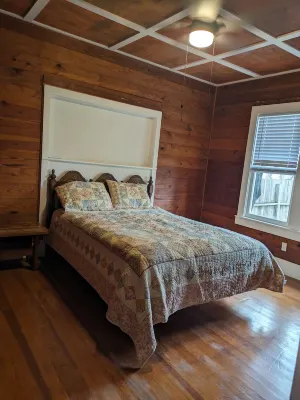 Charming, unique 3-bedroom house in Junction with AC, WiFi, Pet Friendly