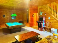 Spectacular Mountain View, rustic log, hot tub, deck fireplace