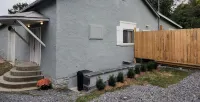 Cool cabin in Fayetteville 1 mile from downtown, Hot Tub