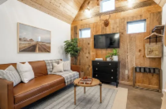 Grand Canyon Close Tiny House: 3 Block Walk to Town: Fire Pit, AC, WiFi