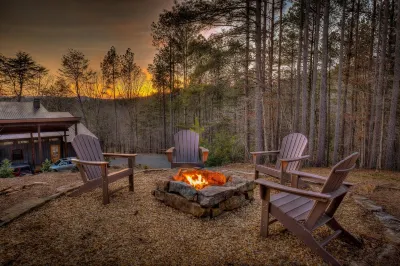 ⛰Blue Ridge Luxury Cabin★Sunset★View★Hot Tub★Games Hotels near Expedition Bigfoot Adventure Outpost