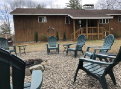 Hickory Hill Mountaintop charming family friendly quiet very private lake view