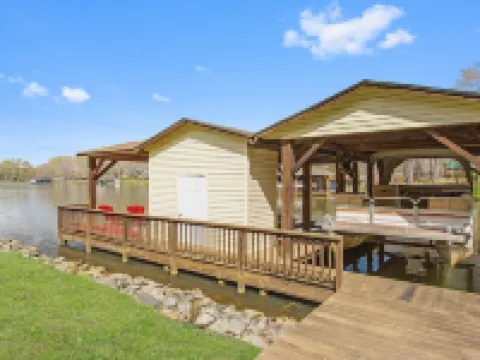 Lakefront 4Bd-2ba; Deep Water; Large Porch; 2 Night Min; Sleeps 14; Pet Friendly Hotels in Sixpound