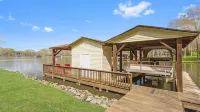 Lakefront 4Bd-2ba; Deep Water; Large Porch; 2 Night Min; Sleeps 14; Pet Friendly