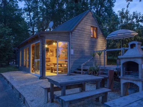 Castelwood: comfortable ecological chalets with swimming pool in the Dordogne.