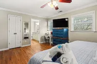 Much to Love Guest Favorite Evergreen Hideaway Waterfront Home w/ Dock. Pets ok