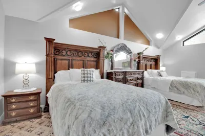 Luxurious Private Estate with Hot Tub. Game Room, Grand Piano- Near Ski Resort