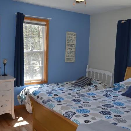 Walking distance to the beach! Summer dates available. Grill, Deck & Fire Pit!