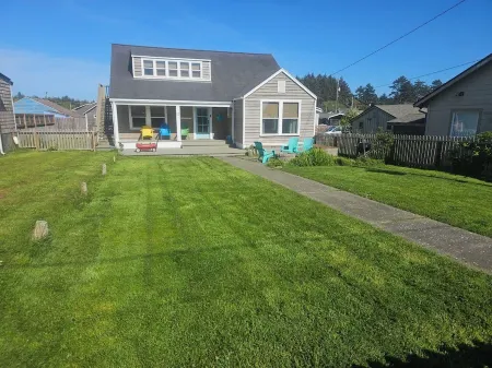 Adorable Cottage 1.5 blocks from the beach!