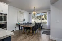 Luxury  Summer Home,  Basketball Court, Hot Tub Firepit Excellent Beds & Linens.