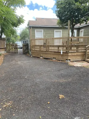 Quiet Neighborhood, nestled by the bay