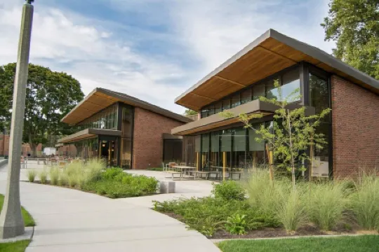 12 Min Walk To Downtown. 5 Min Walk To Whitman. Surrounded By 2 Beautiful Parks.