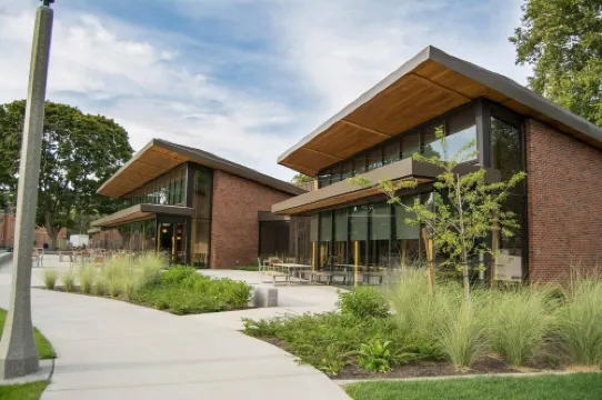 12 Min Walk To Downtown. 5 Min Walk To Whitman. Surrounded By 2 Beautiful Parks.