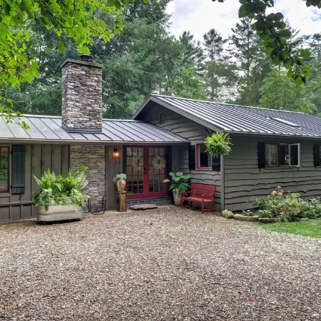 Broadleaf Cottage in Mirror Lake Area of Highlands