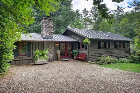 Broadleaf Cottage in Mirror Lake Area of Highlands Отели рядом с достопримечательностью «Sunrise Rock by Highlands-Cashiers Land Trust»